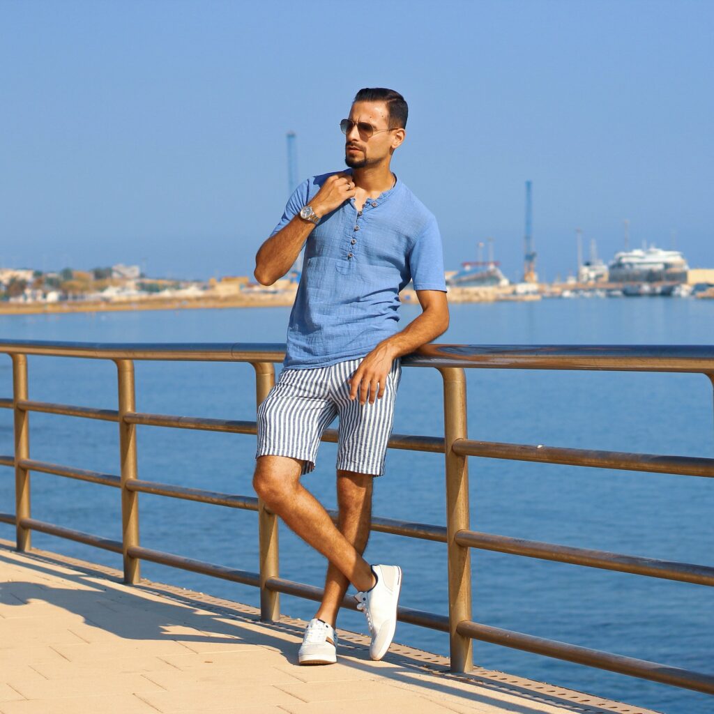 Corrado Firera, Firera Corrado, outfit uomo, idee di look uomo, outift estivi per uomo, come vestirsi in estate, uomo veste di moda, outfit per uomo cool, abbigliamento uomo alla moda, tendenze moda uomo estate, look uomo con pantaloncini, outfit per uomo di tendenza, outfit uomo con pantaloncini marinari, outfit uomo con maglietta azzurra, outfit uomo con pantaloncini bianchi