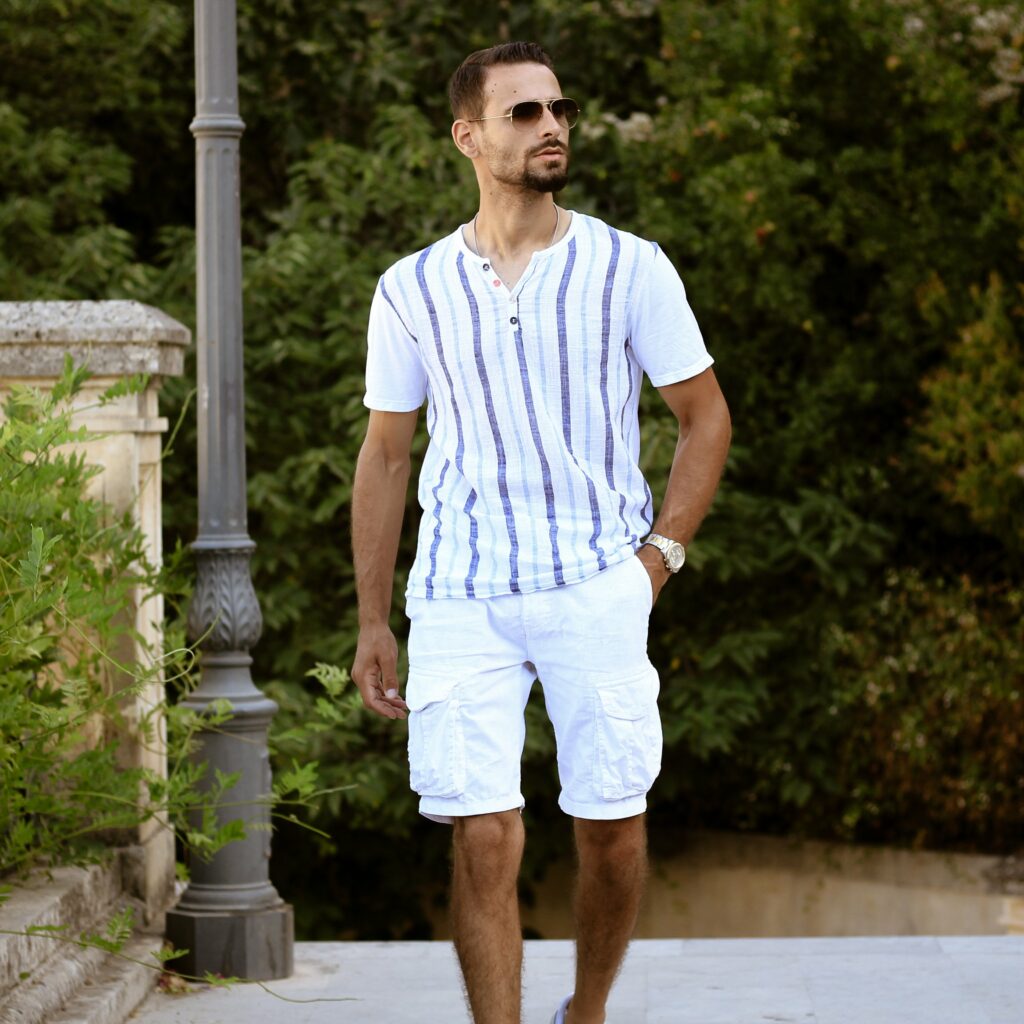 Corrado Firera, Firera Corrado, outfit uomo, idee di look uomo, outift estivi per uomo, come vestirsi in estate, uomo veste di moda, outfit per uomo cool, abbigliamento uomo alla moda, tendenze moda uomo estate, look uomo con pantaloncini, outfit per uomo di tendenza, outfit uomo con pantaloncini bianchi , outfit uomo con maglietta bianca