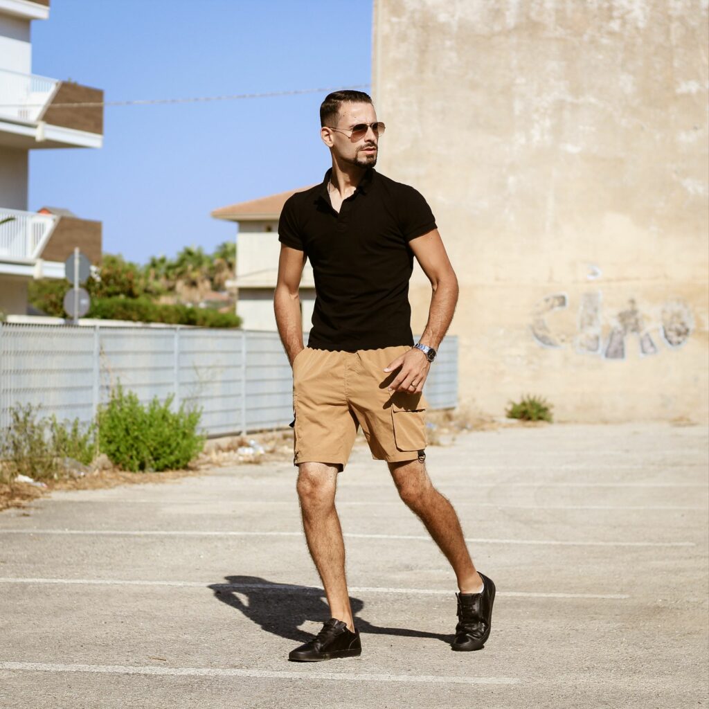 Corrado Firera, Firera Corrado, fashion blogger, modelli italiani, uomini con stile, stile per uomo, maglietta nera con pantaloncini beige, idee di look per uomo, outfit per uomo, idee di outfit uomo, look uomo, come abbinare pantaloncini beige, outfit uomo con maglietta nera, come abbinare maglietta nera, come abbinare sneakers nere, abbinamento con sneakers nere uomo, idee di look per uomo, look alla moda uomo, influencer di moda, influencer italiani, migliori influencer italiani, influencer più conosciuti in Italia, fashion blogger italiani più famosi, modelli famosi, modello uomo, modelli per campagne pubblicitarie, influencer famosi in Italia, fashion influencer uomini, fashion influencer uomo