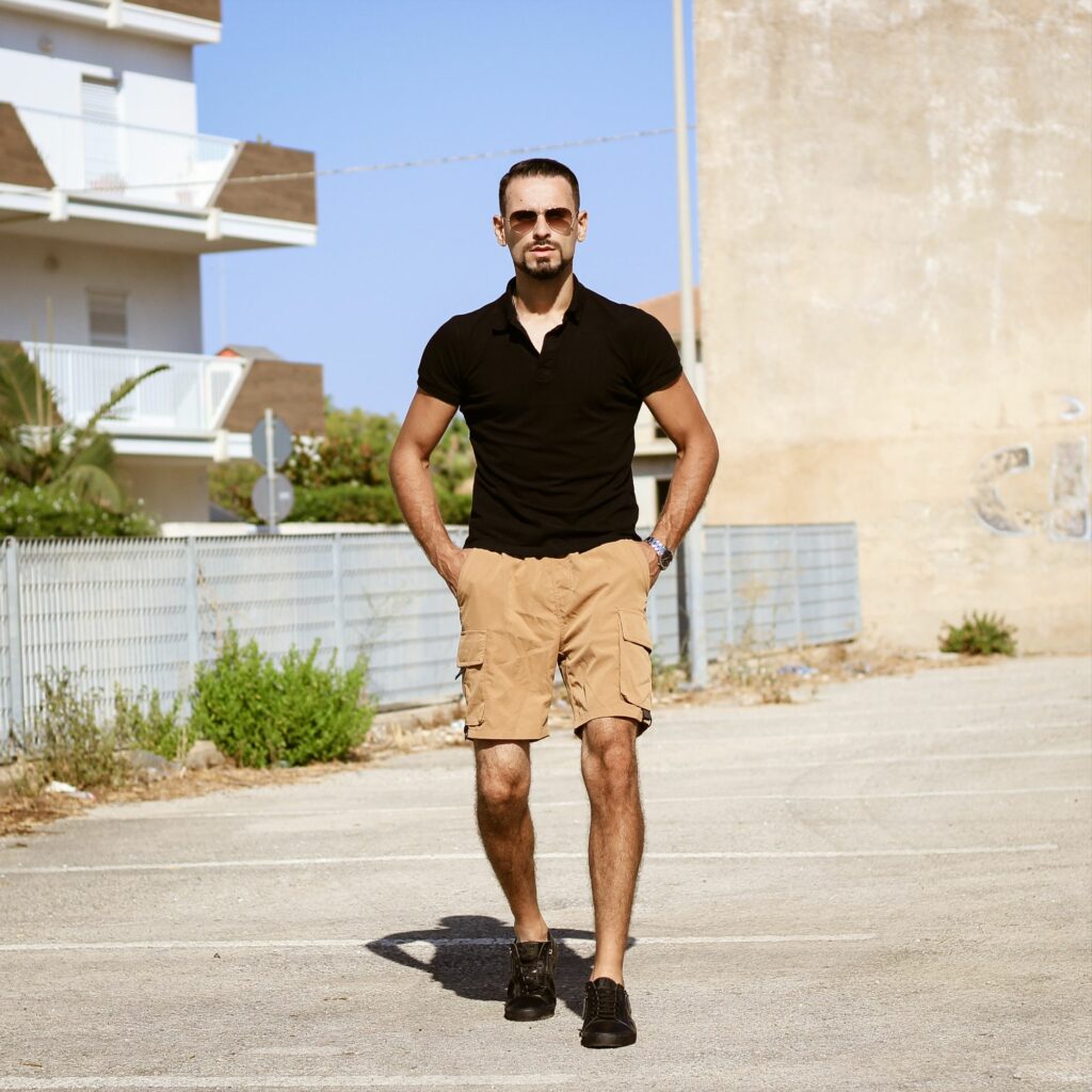 Corrado Firera, Firera Corrado, fashion blogger, modelli italiani, uomini con stile, stile per uomo, maglietta nera con pantaloncini beige, idee di look per uomo, outfit per uomo, idee di outfit uomo, look uomo, come abbinare pantaloncini beige, outfit uomo con maglietta nera, come abbinare maglietta nera, come abbinare sneakers nere, abbinamento con sneakers nere uomo, idee di look per uomo, look alla moda uomo, influencer di moda, influencer italiani, migliori influencer italiani, influencer più conosciuti in Italia, fashion blogger italiani più famosi, modelli famosi, modello uomo, modelli per campagne pubblicitarie, influencer famosi in Italia, fashion influencer uomini, fashion influencer uomo